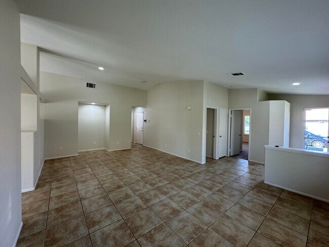 Building Photo - 49590 Lincoln Dr
