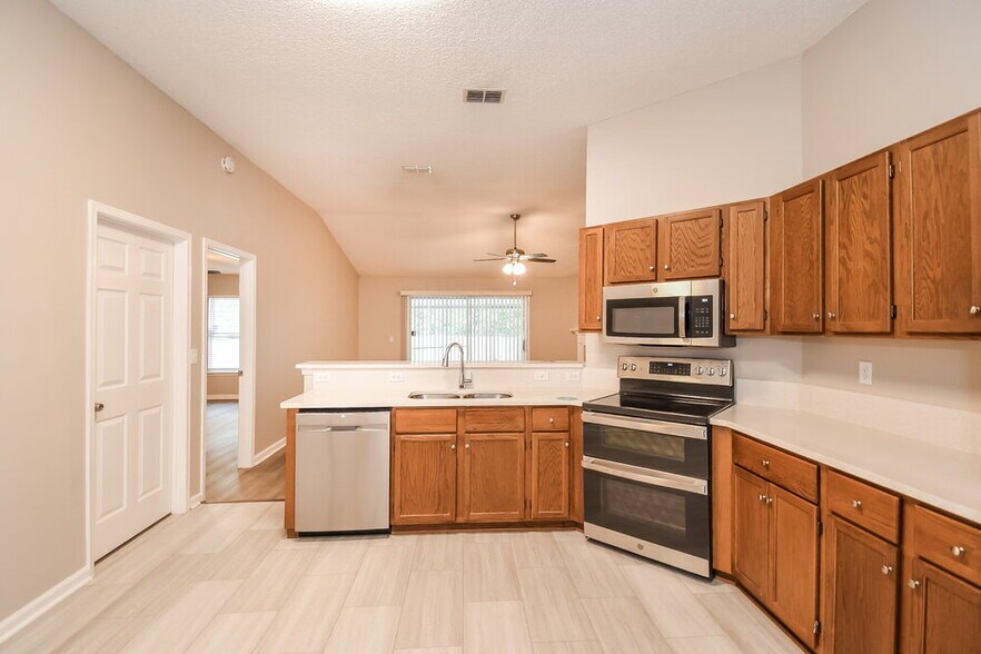 Building Photo - 3855 Chapelgate Rd