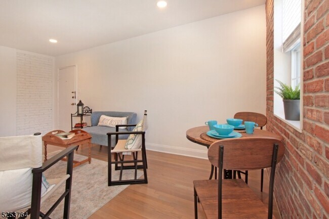 Building Photo - 378 Claremont Ave