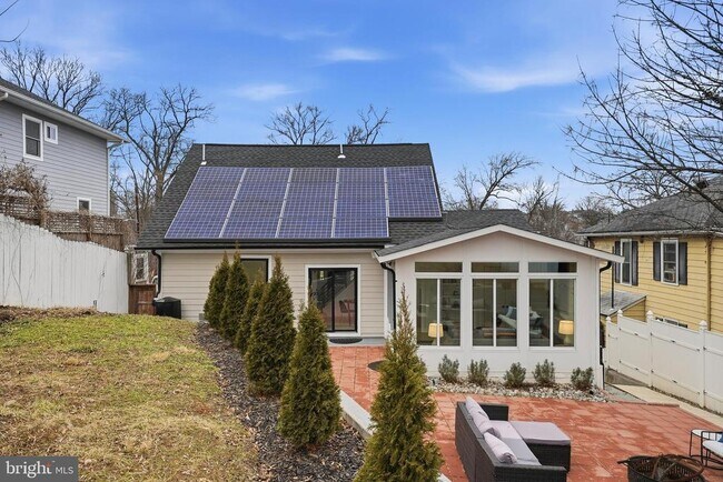 Building Photo - 2211 Franklin St NE