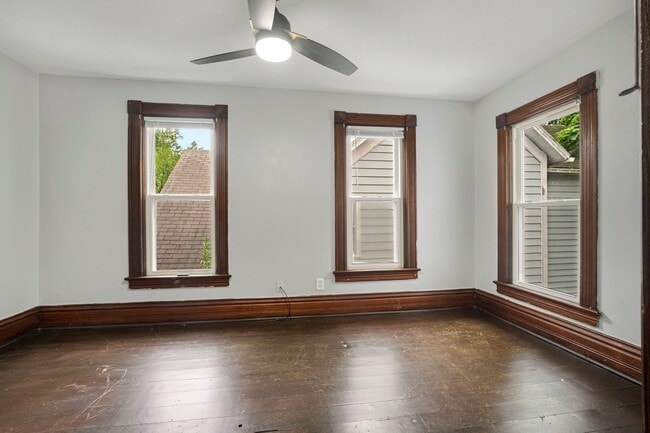 Building Photo - NEW LISTING -5 BEDROOM HOUSE!