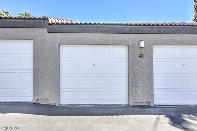 Building Photo - 950 Seven Hills Dr