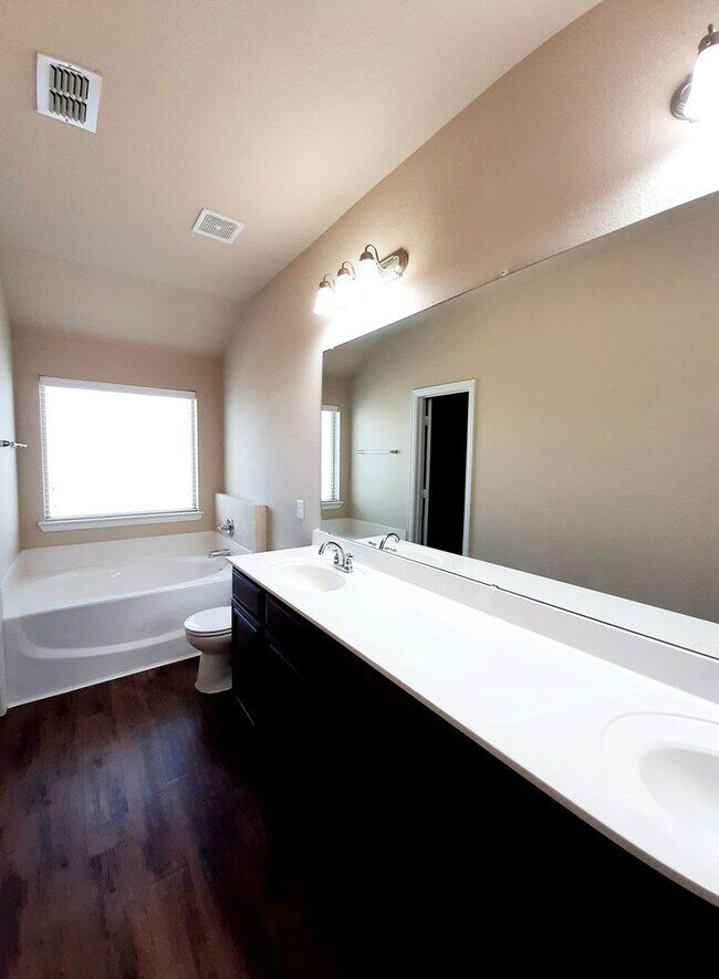 Building Photo - Beautiful 4 Bedroom, 2 Bath in sought after Arlington Neighborhood!