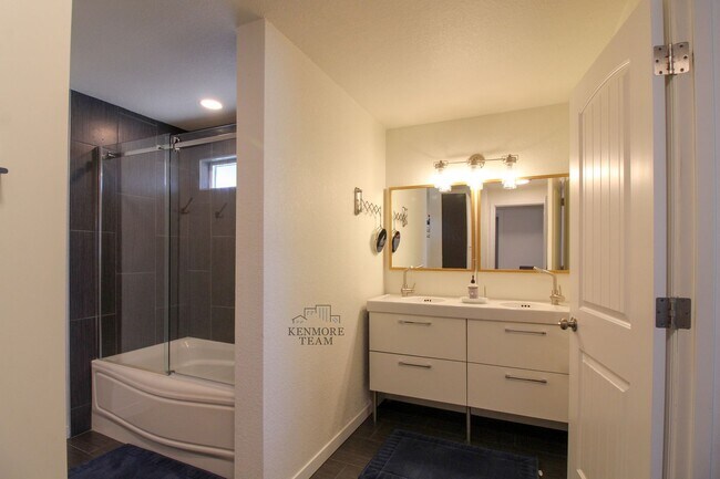 Building Photo - FURNISHED: 5 Bedroom, 2 Bath Home in Kennewick