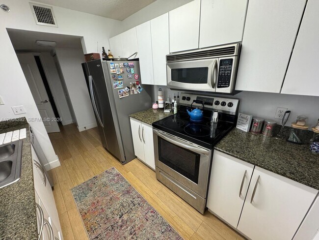 Building Photo - 1200 Brickell Bay Dr