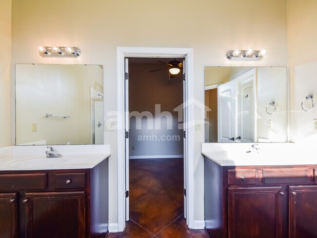 Building Photo - 2406 Lake Garden Dr