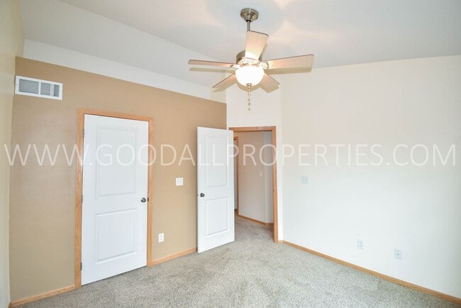 Building Photo - 2 bedroom 2 bath Urbandale Townhouse with a 2-Car attached garage