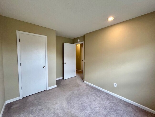 Building Photo - Wonderful 4 Bedroom 2.5 Bathroom Two Story Home in Lawrence!