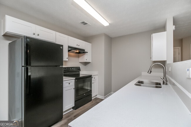 Building Photo - 1100 Overlook Dr