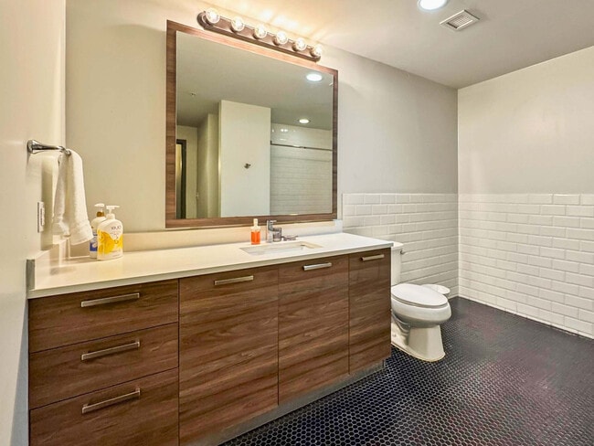 Building Photo - 500 S Ervay St