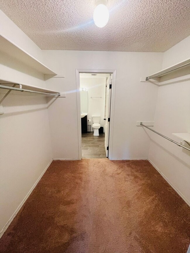 Building Photo - 1 Bedroom Condo in gated Hunting Meadows