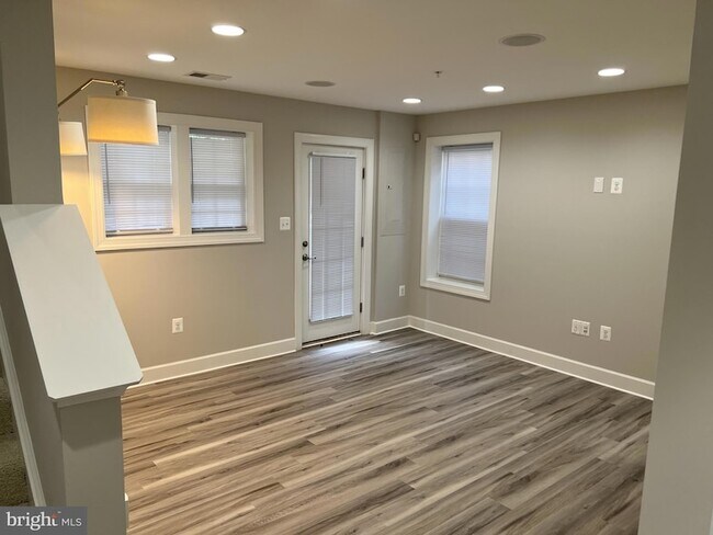 Building Photo - 4092 Sutherland Pl