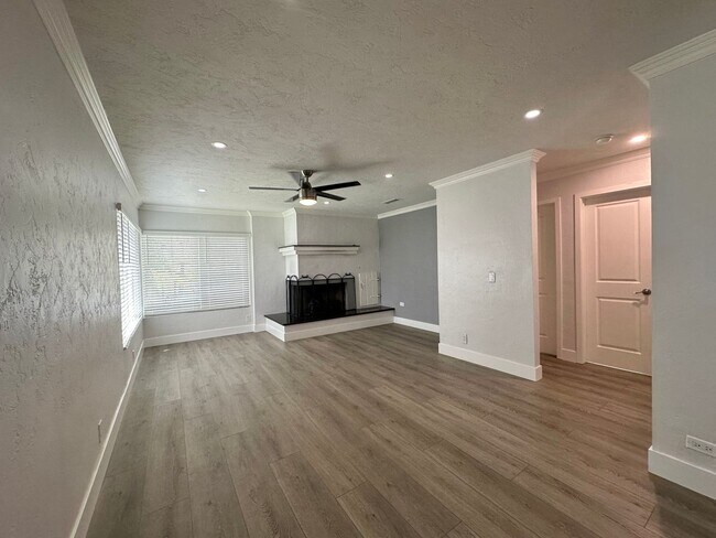 Building Photo - 4875-4885 Normandie Place