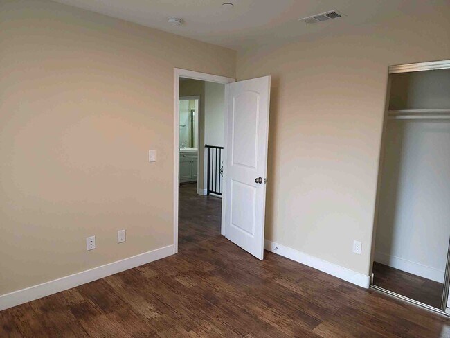 Building Photo - 1334 W 62nd St