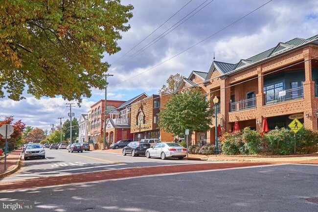 Building Photo - 203A Locust St SE