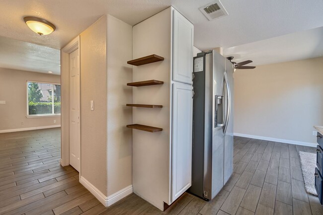 Building Photo - Beautifully Updated 3-Bed Townhome in Carm...