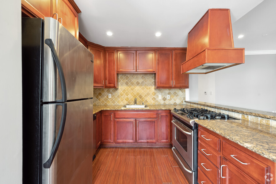 1BR, 1BA -650SF - 1236 N Flores St