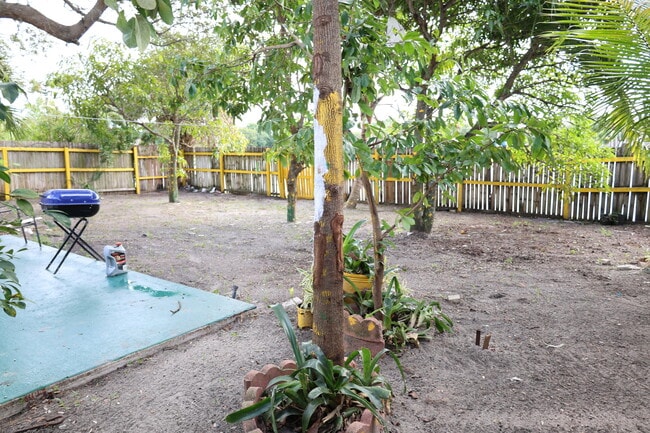 Building Photo - 7328 Palmdale Dr