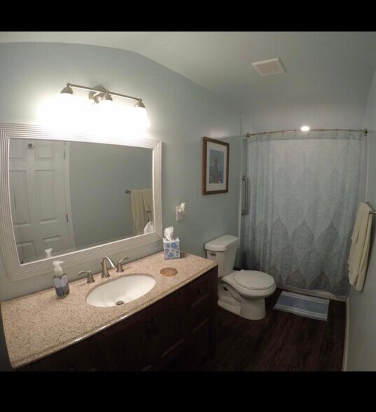 Building Photo - 721 W Sherwood Dr