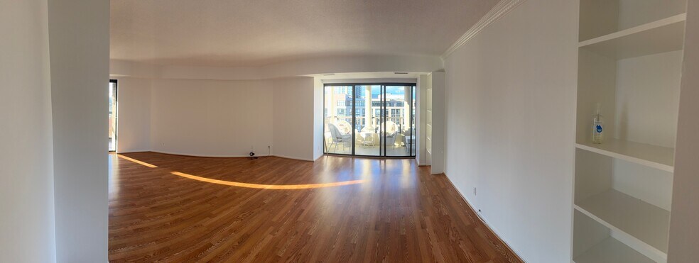 Building Photo - 1600 N Oak St