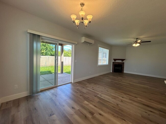Building Photo - 3 Bed, 2.5 Bath Townhouse/Duplex - Modern Living in a Great Location!