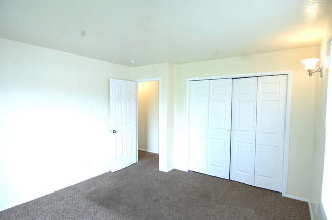 Building Photo - Great 4 Bedroom Now Available