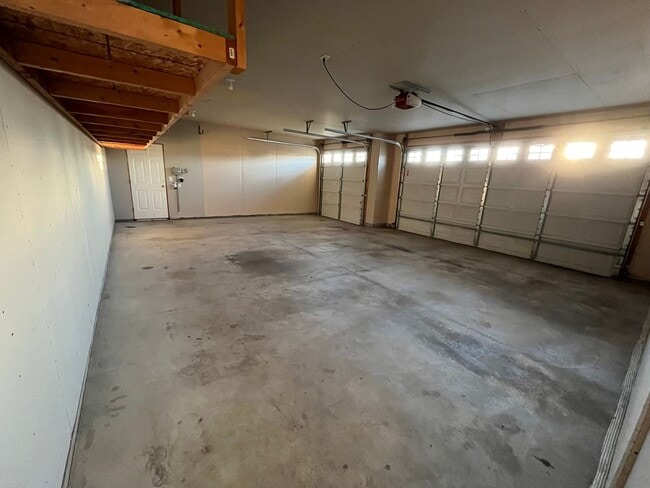 Building Photo - 5 bed 3 bath house for rent