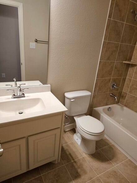 Building Photo - 3405 Solana Cir
