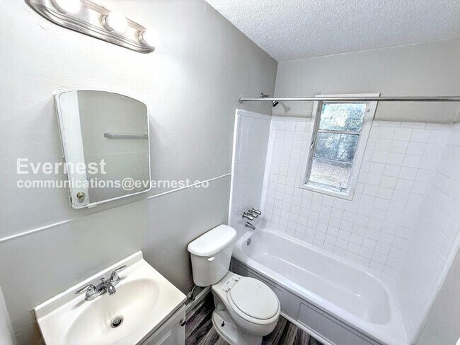 Building Photo - 2 Bed, 1 Bath with Laundry Hookups / Pet-F...