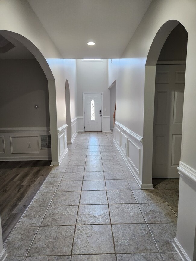 Building Photo - Refreshing Place to Create Memories w/Master on the Main!