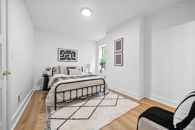 Building Photo - Fully renovated gem close to everything Pittsburgh offers!