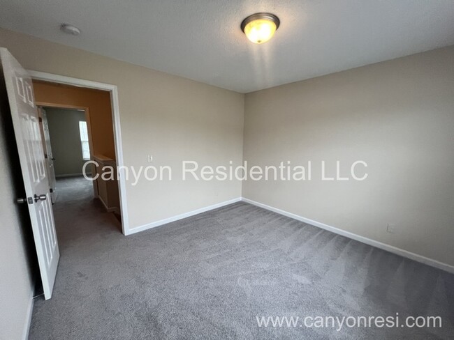 Building Photo - Beautiful 3b Room! Move in ready!