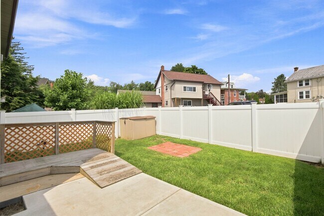 Building Photo - 15 Beech Ln