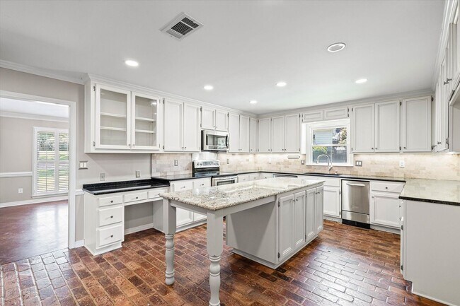 Building Photo - Spacious 4 Bedroom in Desirable Hickory Ridge