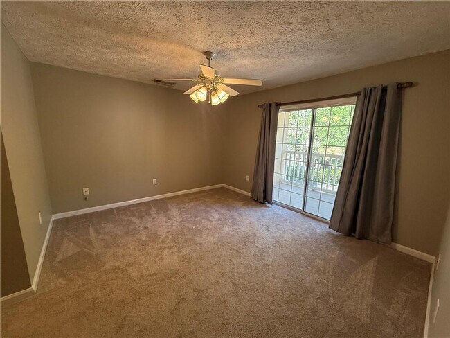 Building Photo - 1001 Holly Dr