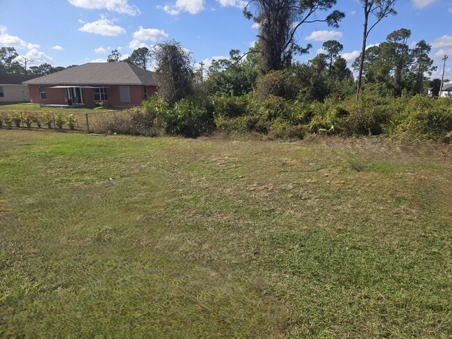 Building Photo - Must SEE- 3/2/1 single family home- South Lehigh Acres