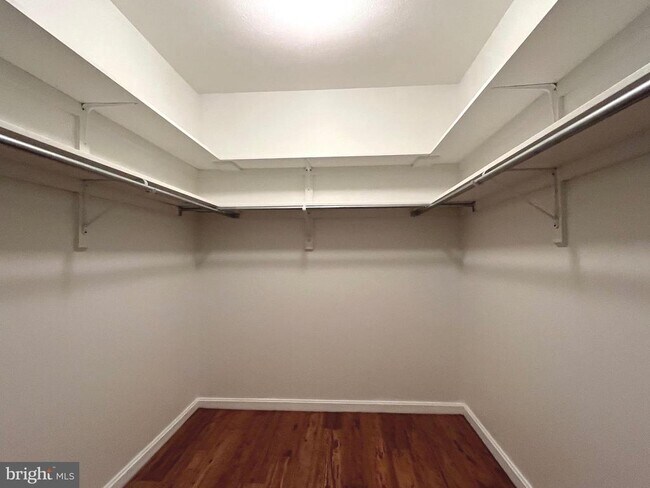 Building Photo - 330 Parkwood Dr