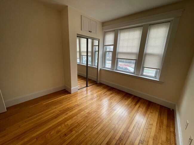 Building Photo - Avl 9/1 Huge renovated Coolidge Corner 4BR/3BA with AC!