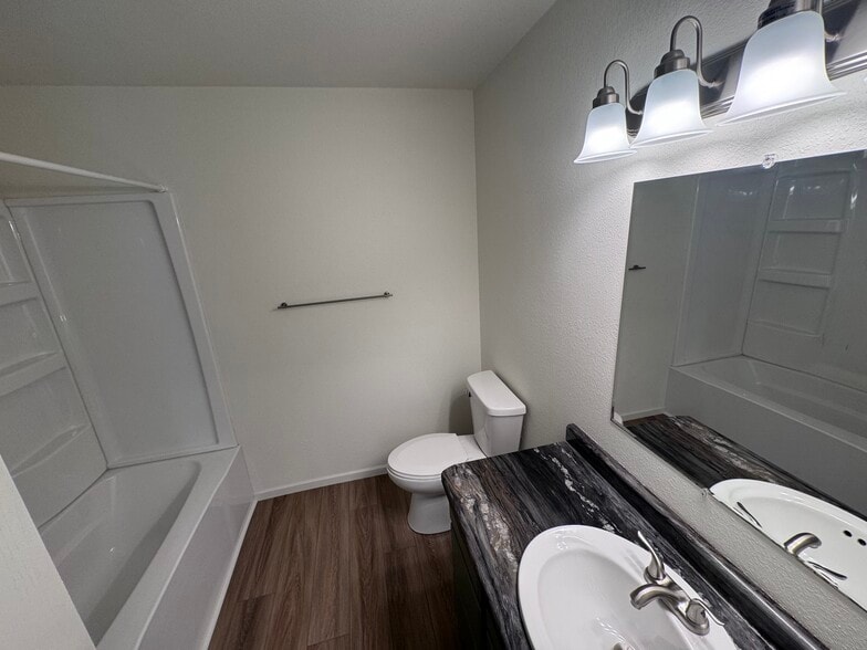 Building Photo - 629 E Pine St