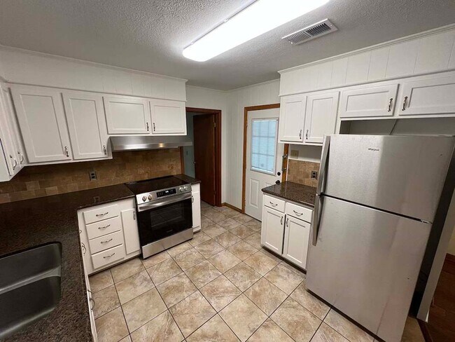 Building Photo - Baker's Historic Buffwood Subdivision, 3 bedroom, 2 bath home loaded with amenities