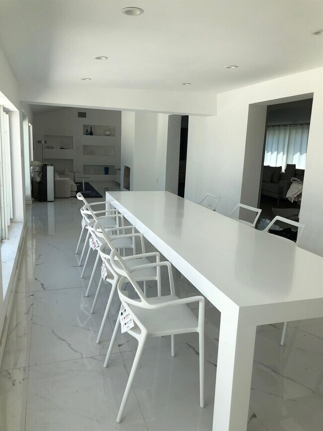 Building Photo - 9007 NE 10th Ave