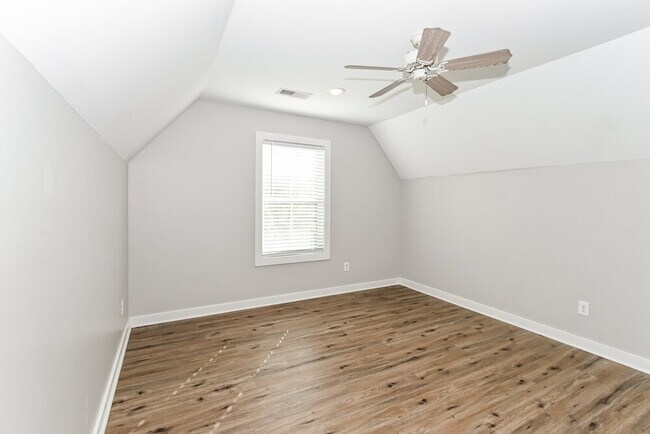 Building Photo - 2701 Maple Hill Dr