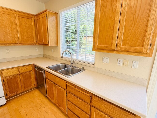 Building Photo - Beautiful 3 Bed 2.5 Bath Santa Clara Townh...