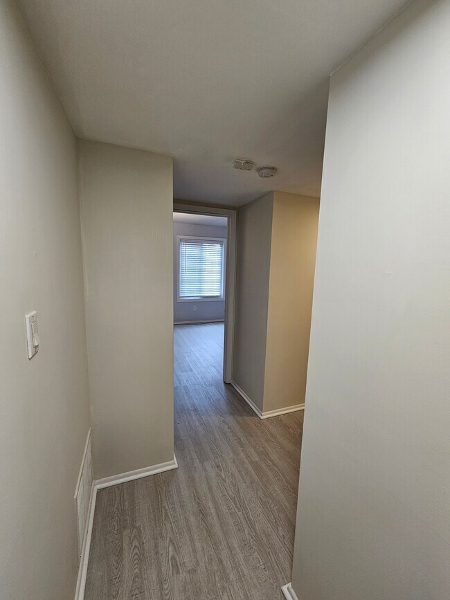 Building Photo - 800 Brook Dr