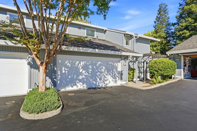 Building Photo - 320 Grapevine Pl