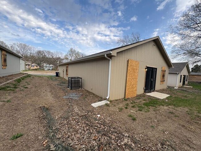 Building Photo - Charming 4-Bedroom Home with Spacious Livi...