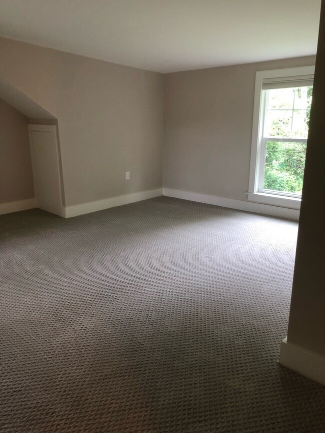 Building Photo - 615 Rice St E