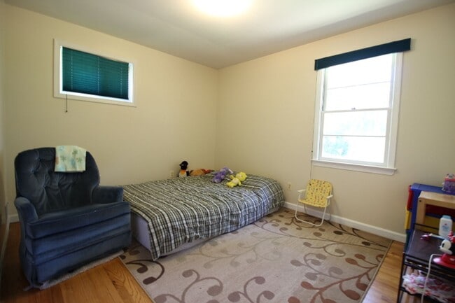 Building Photo - Charming 3 Bed 2.5 Bath Brick Home With Sp...