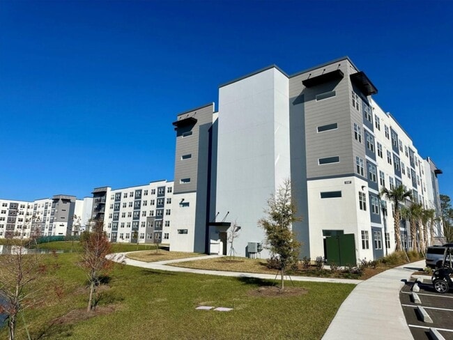 Building Photo - Luxury Condo in Millenia