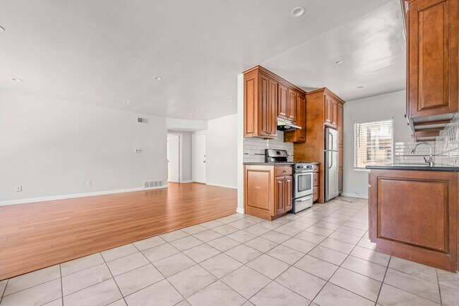 Building Photo - 607 Flores St